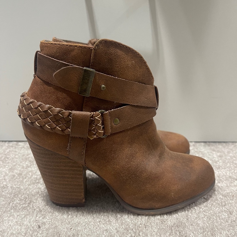 Xoxo size 6 brown booties